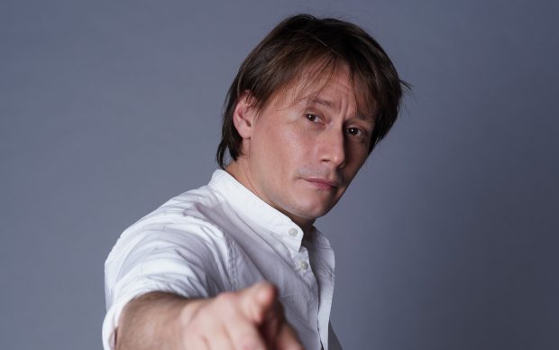 Marius Manole este noul prezentator al emisiunii „Întrebarea mesei rotunde”,  pe PRO TV PLUS. Actorul i-a luat locul lui Alex Daragiu