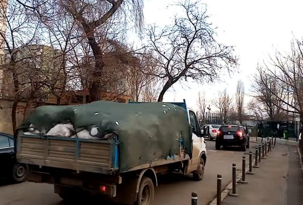 Primarul sectorului 6 anunță că a fost confiscată prima mașină care aruncă deșeuri la întâmplare: ”Nu trebuie să mai trăim într-o groapă de gunoi!”