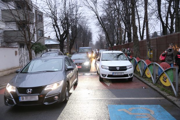 Școala 9: Bucureștiul, blocat de începerea școlii. „Nu toți ne permitem să ne ducem copiii cu mașina. Stațiile sunt foarte aglomerate”