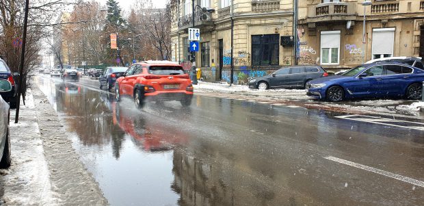 România, sufocată de poluarea auto. Opt din zece mașini care circulă pe străzi sunt mai vechi de 10 ani
