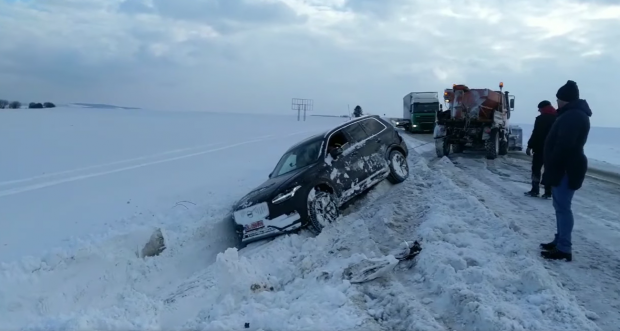 VIDEO  | Mașini împinse de vânt de pe șosea. Șofer: „Vântul ne-a luat pe amândoi odată şi ne-a dat în acelaşi loc. A venit ca o tornadă”