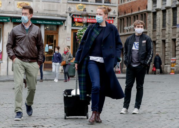 Milioane de măști distribuite în Belgia ar putea conține particule toxice de argint și titan