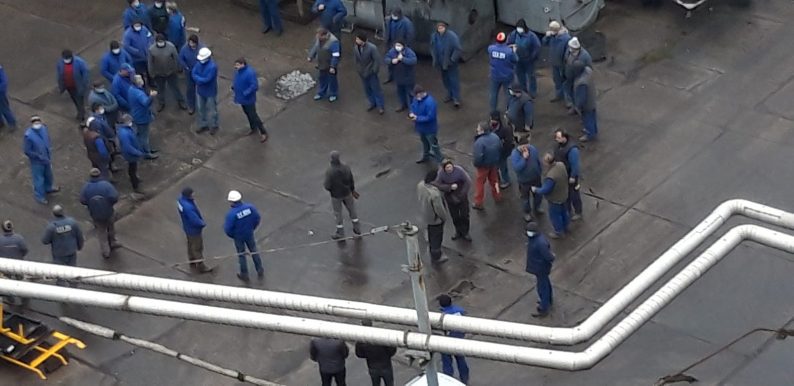 Protest în faţa Complexului Energetic Hunedoara. Minerii blocaţi în subteran la Lupeni ameninţă cu greva foamei