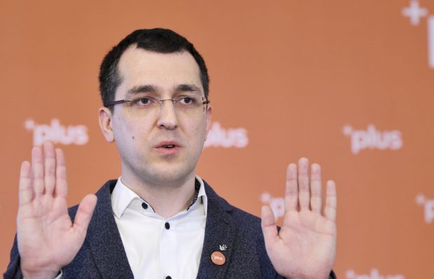 Camera Deputaților dezbate acum moțiunea simplă depusă de PSD împotriva ministrului sănătății, Vlad Voiculescu