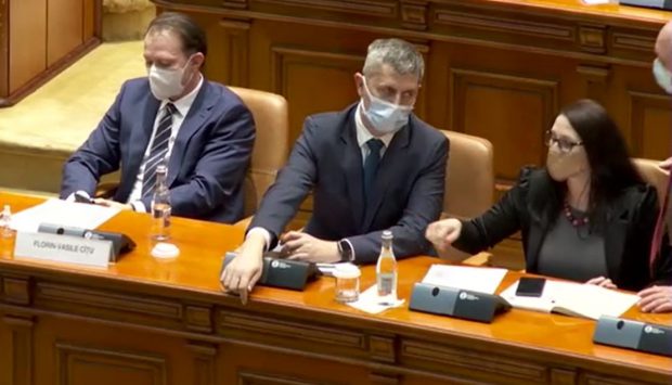 33 de secunde cu Dan Barna în Parlament. Momentul în care un angajat al Camerei este chemat să ridice ochelarii scăpați pe jos de vicepremier