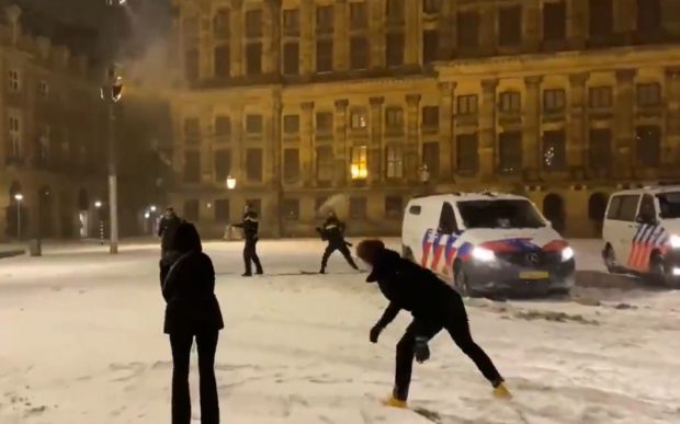 VIDEO | Polițiștii olandezi, bătaie cu bulgări în dimineața primei furtuni de zăpadă care a lovit țara, după mai bine de zece ani
