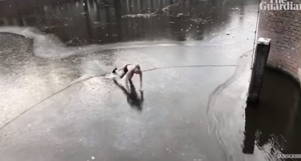Un olandez în costum de baie a plonjat pe un canal din Olanda, după ce gheaţa subţire a cedat