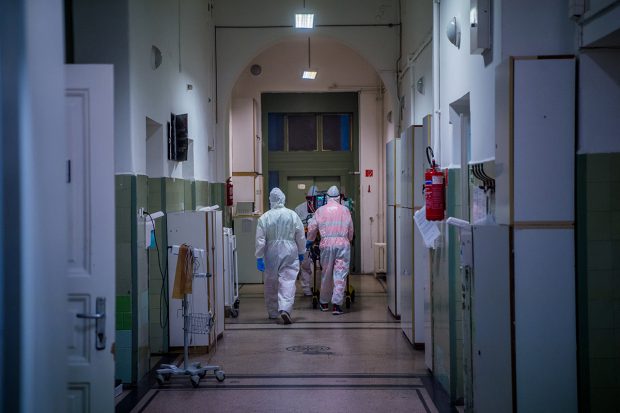 Drumul pacientului care s-a dus la spital să i se spună că s-a vindecat de cancer, a plecat de acolo cu COVID și a murit
