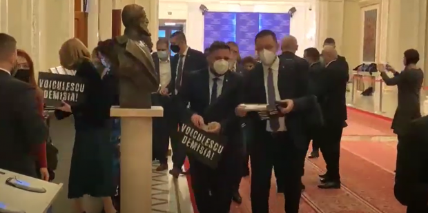 VIDEO |  Parlamentarii PSD, protest în Parlament. Social-democrații îi cer demisia lui Vlad Voiculescu după tragedia de la Matei Balș