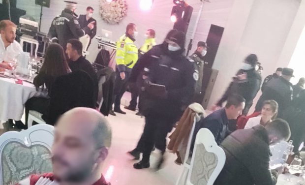 VIDEO | Petrecere de Ziua Îndrăgostiților cu 160 de invitați, oprită de polițiștii din Dej. Forțele de ordine au intervenit de două ori