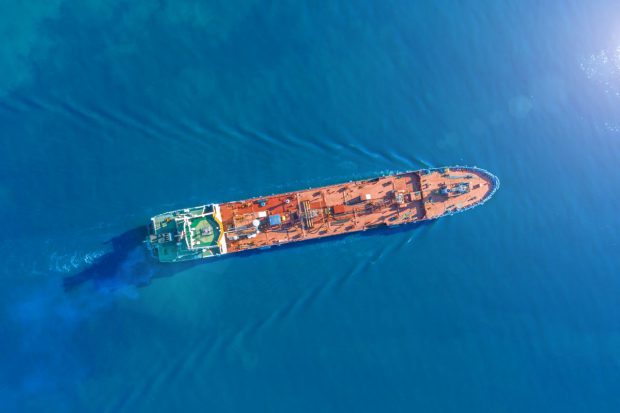 Voiaj fără sfârșit: după patru ani pe mare, echipajul disperat al unei nave rămâne încă blocat la bord, la câțiva metri de țărm