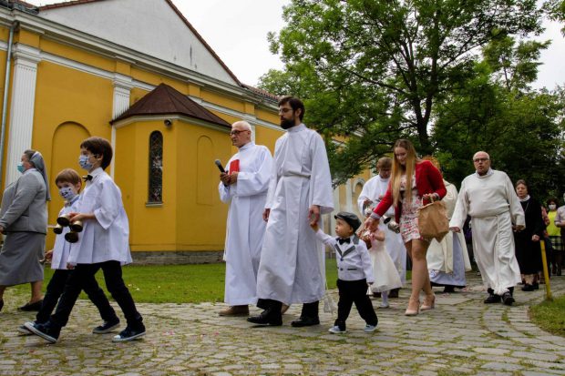 Elevii din Polonia renunță la orele de religie, pe fondul neîncrederii în biserică și al protestelor față de interdicția avortului