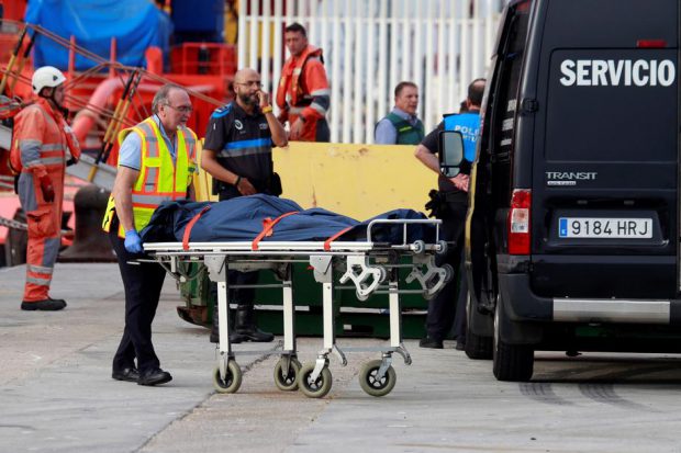 Muncitori români, implicați într-un accident tragic în Portugalia. Unul a murit după ce a zburat prin parbrizul microbuzului