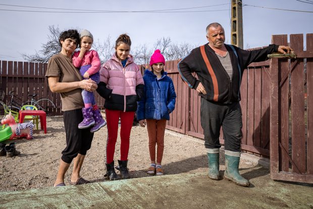 REPORTAJ | Micile prințese din hambar, după aproape un an: familia Mocanu a primit o casă de la voluntari, dar încă nu are curent