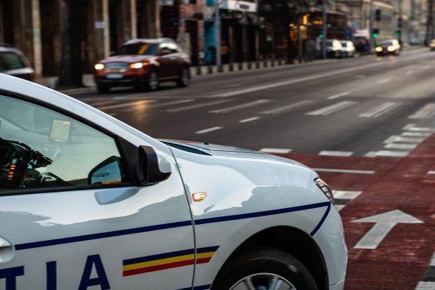 Tentativă de jaf armat la sediul unei bănci în Bucureşti. Individul este căutat de polițiști