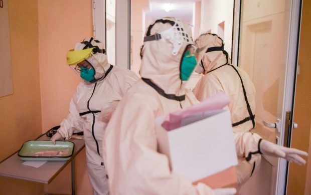Aproape 2.000 de cazuri noi de COVID, la un număr mic de teste. 72 de oameni au murit