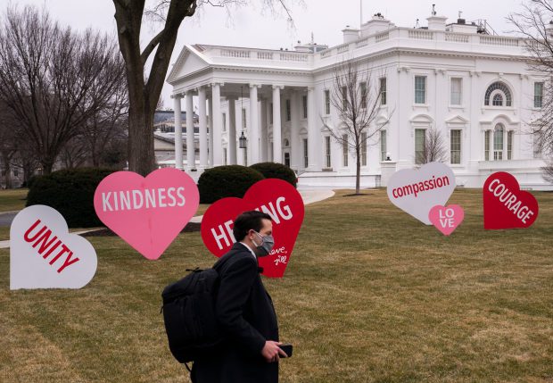 Prima Doamnă a SUA a decorat Casa Albă cu inimioare, de Valentine’s Day. Joe Biden: ”E ziua preferată a lui Jill”