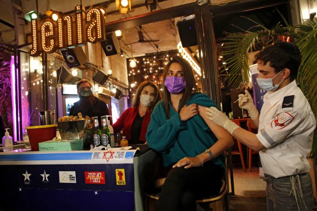 Un bar din Israel, devenit centru de vaccinare, oferă oamenilor băuturi gratis în schimbul imunizării anti-COVID