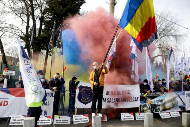Proteste ale angajaţilor din Poliţie, penitenciare, militarilor rezervişti, azi, la Parlament