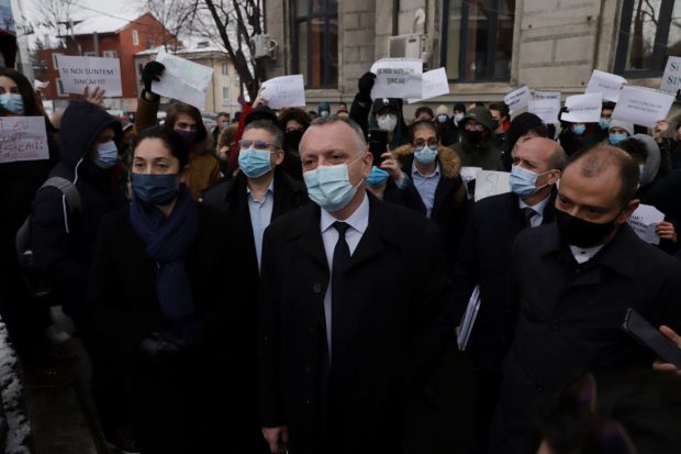 Protest în fața Colegiului „Gheorghe Șincai” din București. Sorin Cîmpeanu: „Nu va fi nicio relocare în timpul acestui an școlar”