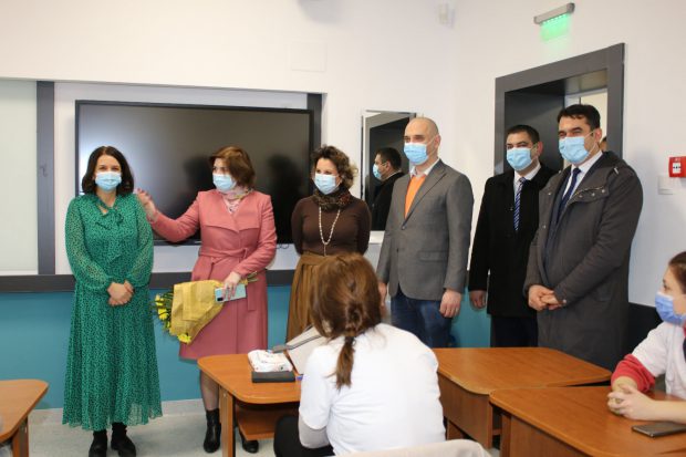 Primarul sectorului 2 și fostul ministru Monica Anisie au intrat în clase cu copii, în timpul orelor, deși este interzis