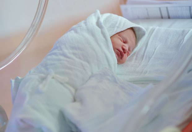 Profesoara care și-a abandonat fetița de 5 zile în scara unui bloc, în Vâlcea, a născut-o pe micuță în mașină, de frica soțului care nu mai voia copii