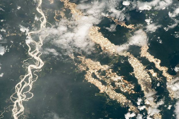 Un astronaut NASA a fotografiat ”râuri de aur” în Amazonia Peruviană
