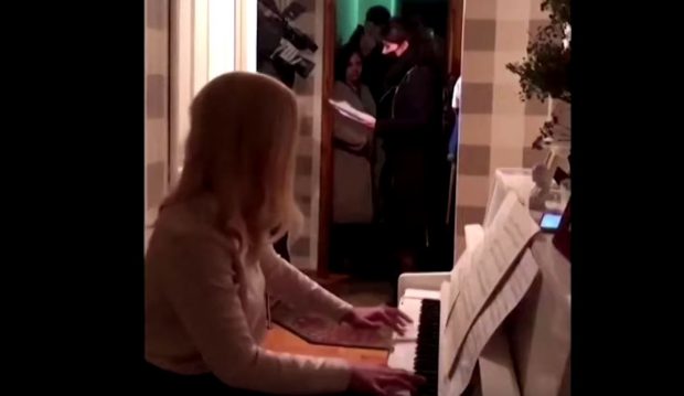 Protest față de Putin, pe acorduri de Beethoven. O doctoriță apropiată de Navalnîi i-a așteptat la pian pe polițiștii care au arestat-o