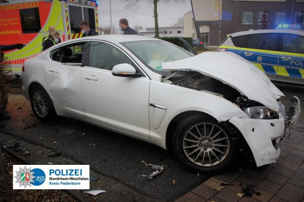 Un român căutat în toată Europa și-a distrus Jaguarul de lux, încercând să scape de două polițiste, în Germania