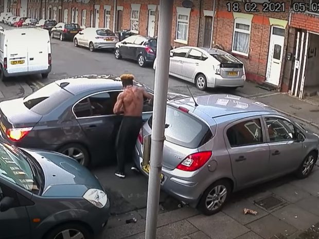 VIDEO | Român înjunghiat la Luton, prin geamul deschis al mașinii, de un bărbat dezbrăcat. Atacatorul a lovit de două ori cu cuțitul