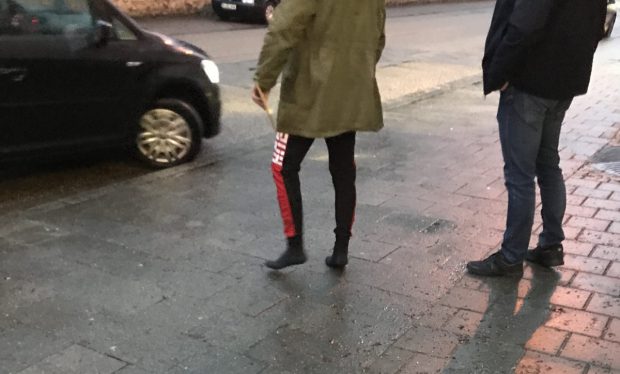 Șofer român de TIR în șosete la tribunal, a scăpat de închisoare după ce le-a arătat polițiștilor germani contul de Facebook al celui care l-a plătit să transporte ilegal migranți