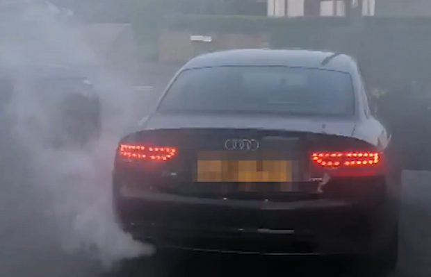 Trei români au făcut mașina unui englez să scoată fum, ca să o cumpere mai ieftin, fără să știe că sunt filmați