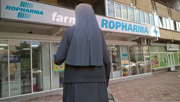 Schema prin care angajații unei companii pharma spălau bani ca să îi ofere medicilor care promovau farmaciile firmei. Ce rol juca o maică stareță