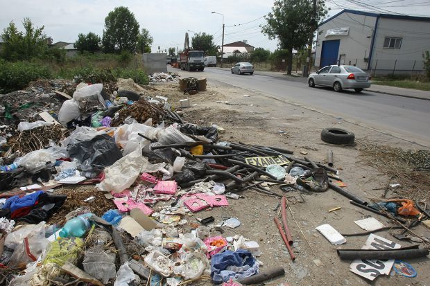 Primăria din România care confiscă mașinile și căruțele celor care aruncă gunoi pe domeniul public
