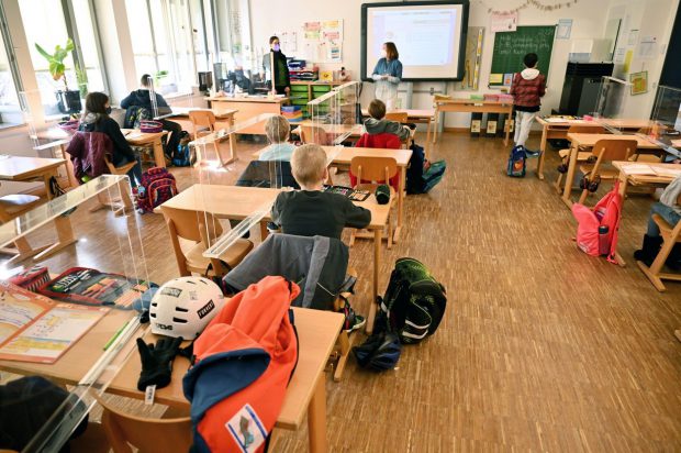 Critici în Germania după revenirea elevilor în clase și neincluderea profesorilor într-un grup prioritar de vaccinare