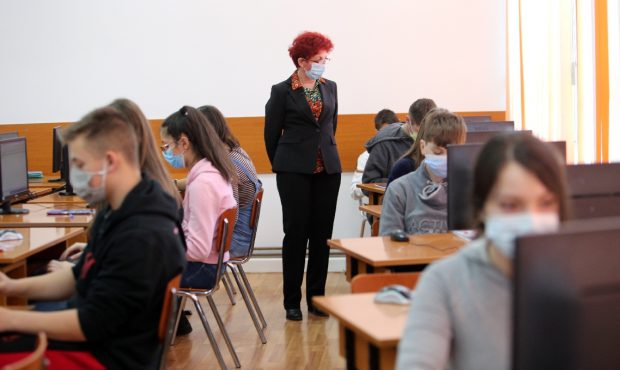 Cum a reușit o directoare să digitalizeze școala de-acum 13 ani și să nu mai aibă niciun elev care să renunțe la ore