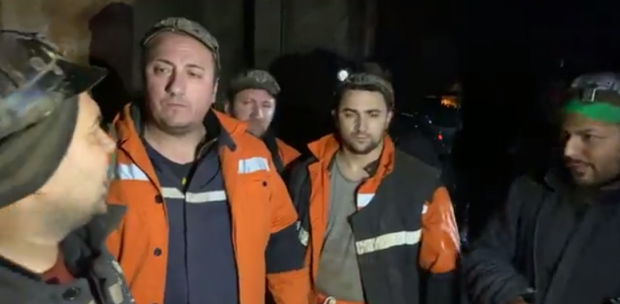 Mișcare de susținere a minerilor din Lupeni, care sunt blocați în subteran de 48 de ore. Zeci de localnici, protest în oraș