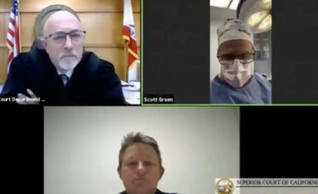 Un doctor american a insistat să fie audiat online într-un proces în timp ce opera un pacient. Ce a decis judecătorul
