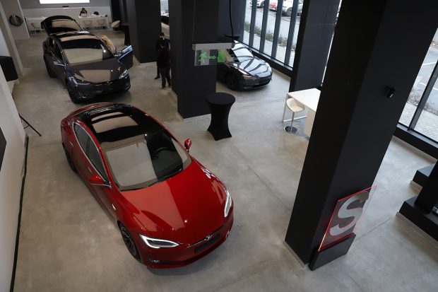 Primul showroom cu mașini Tesla, deschis oficial în București. Nu este reprezentanță oficială, ci o firmă de leasing