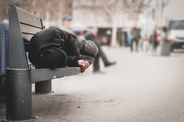 Patru români, deghizați în cerșetori, acuzați de furturi de peste 65.000 de euro, în Austria. Hoții au fost arestați