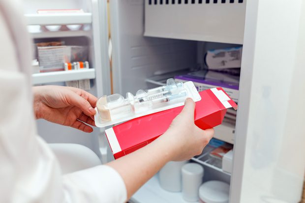 Frigider vechi și curățenie precară la un centru de vaccinare din Buzău, semnalate de o beneficiară. DSP a constatat mai multe nereguli