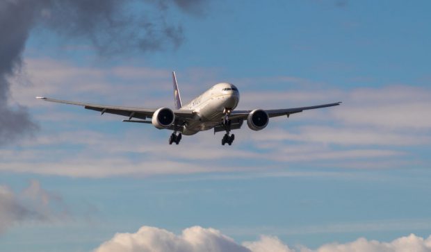 Un avion care a decolat din Olanda a pierdut părți dintr-un motor în aer. Bucăți de metal au căzut pe mașini