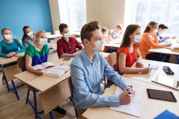 Structura anului școlar 2021-2022 va fi modificată. Ministrul Educației: Vacanța  intersemestrială va fi comasată cu cea de Crăciun