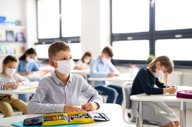 Astăzi se ia decizia finală privind redeschiderea școlilor. În ce situații se vor face, în continuare, ore online