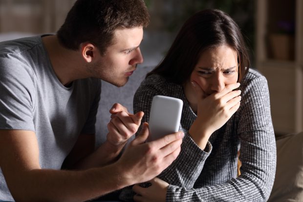 Șofer de tir condamnat după ce și-a spionat soția, pe care o bănuia că îl înșeală. Bărbatul i-a instalat un program pe telefon pentru a o monitoriza