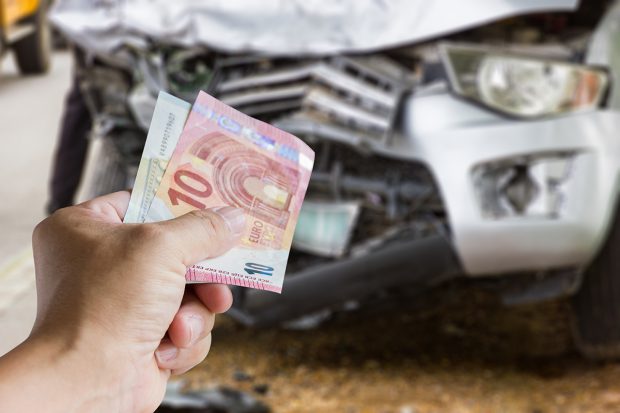 Proces pentru brăileanul acuzat că dădea bani cu camătă și, în același timp, fura zeci de mii de euro și simula un accident rutier pentru a păcăli asigurările
