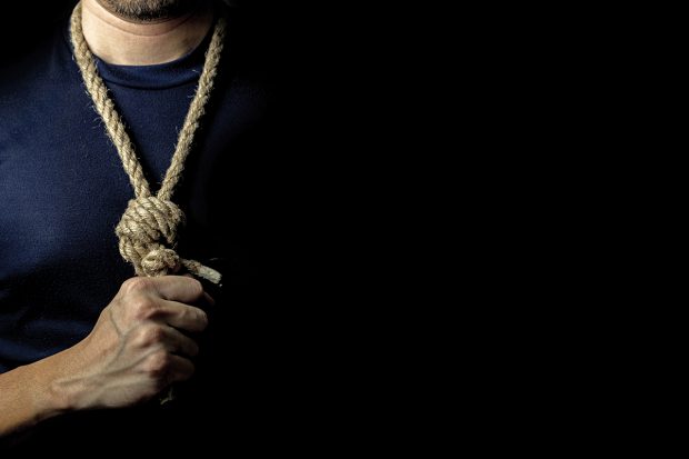 O familie din Iași și-a găsit fiul spânzurat, după un mesaj de adio trimis de acesta prietenilor online. Tânărul are șanse să rămână în viață