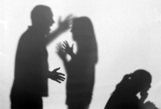Femeile din România, grav afectate de pandemia de coronavirus: a crescut numărul cazurilor de violență domestică