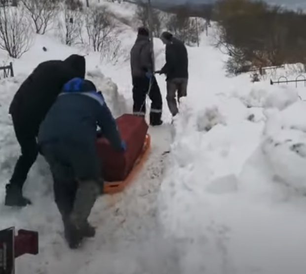 Sicriul unei femei decedate tras cu sania prin nămeţi până la cimitir. Locuitorii au fost revoltaţi: „Nu poţi merge în ultima călătorie aşa”