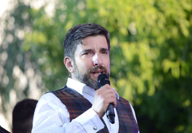 Actorul Silviu Biriș își va lua licența în teologie pastorală, la 47 de ani. Reacția fiului său de 20 de ani când a aflat că tatăl lui devine preot. „A fost un șoc”